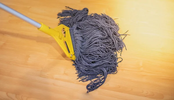 Dirty Mop Cleaning Wood Floor — Stock Photo, Image