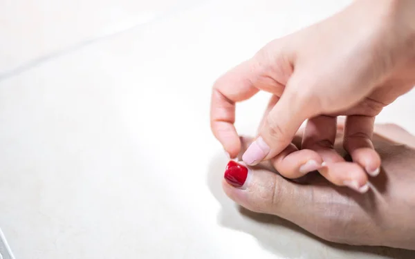 Vrouwelijke Nagel Zwakte Schade Door Gel Polish Coating Vingernagel Manicure — Stockfoto