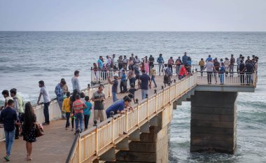 COLOMBO, SRI LANKA - 11 Ağustos 2019: Sri Lanka 'daki petrol endüstrisi ve hafta sonu meydanda dinlenmek için toplanan bir grup insan.