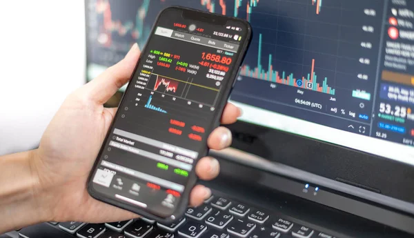 Female Trader Investor Broker Analyst Holding Smartphone Hand Analyzing Stock — Φωτογραφία Αρχείου