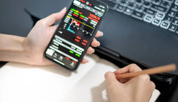 Female Trader Investor Broker Analyst Holding Smartphone Hand Analyzing Stock — Stock Fotó