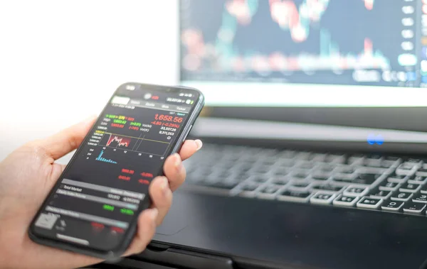 Female Trader Investor Broker Analyst Holding Smartphone Hand Analyzing Stock — Stock Fotó