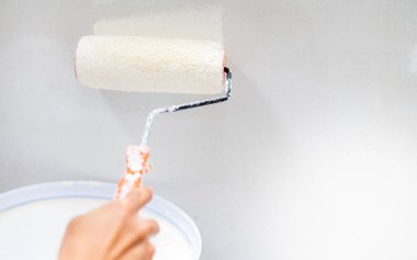 Paten fırçası ve paslanma için paten fırçasının yanındaki çelik yüzey duvarında kadın el işi fırça boyası..