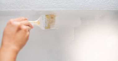 Kadın el fırçası, fırça kullanımı, Çelik yüzey duvarında işçilerin resimleri, koruma ve aşınma için paten fırçası..