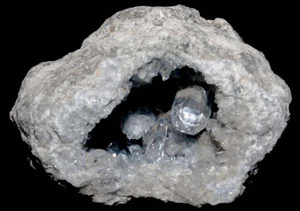 암석의 중앙을 가로지르는 부분에는 암석의 내부에 결정체들이 보인다 — 스톡 사진