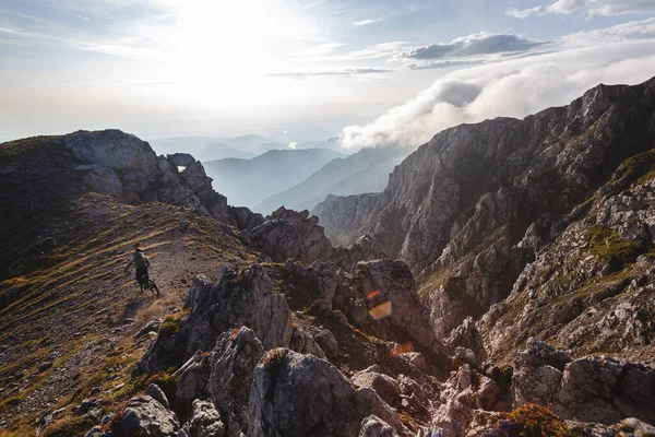 Dağların güzel manzarası, doğal arka plan