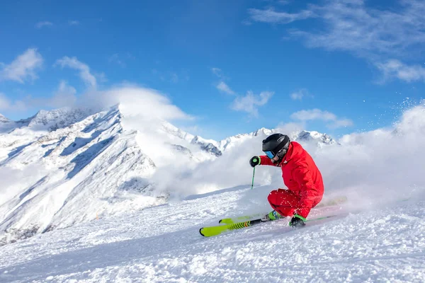 Güneşli bir kış gününde snowboardcu