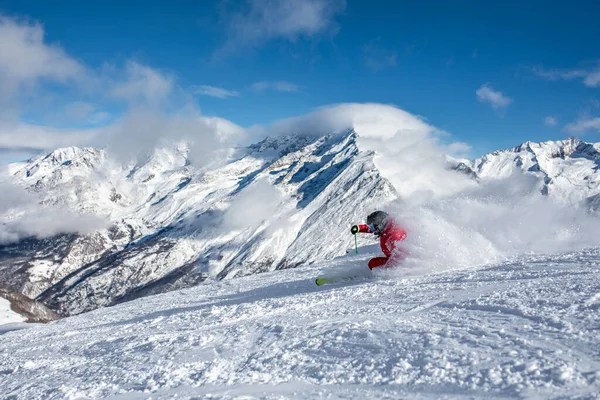 Kışın kayak merkezinin yamaçlarında kayakçılar