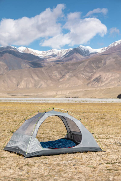 красивый пейзаж с горами и голубым небом