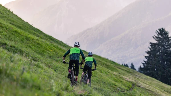 Dağlarda bisiklete binen adam