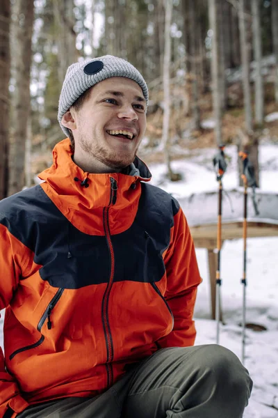 Ormanın arka planında sırt çantalı bir adam.