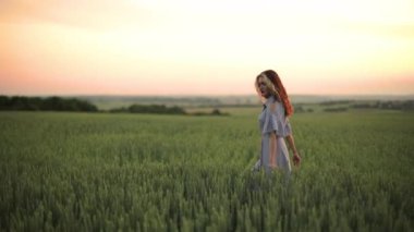 Buğday tarlasında şapkalı bir kızın portresi.