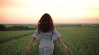 Genç ve güzel bir kadın buğdayın tadını çıkarıyor.