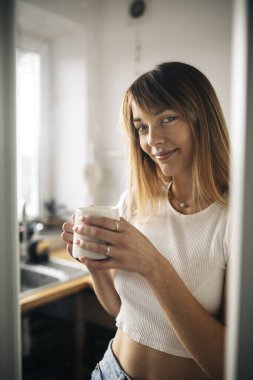 Kafede kahve içen güzel kadın.