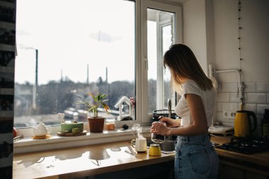 Mutfakta kahve olan kadın