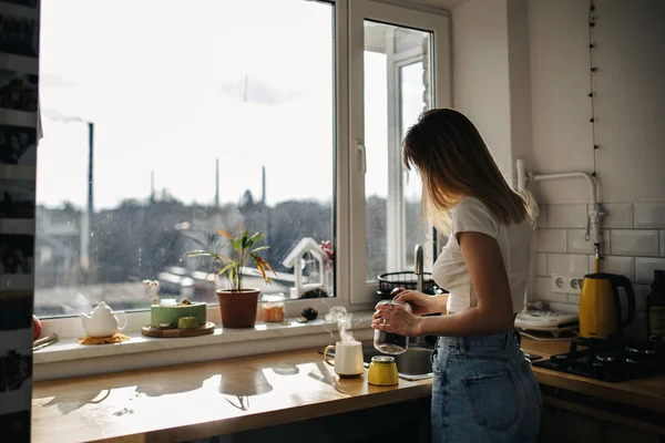 Mutfakta kahve olan kadın