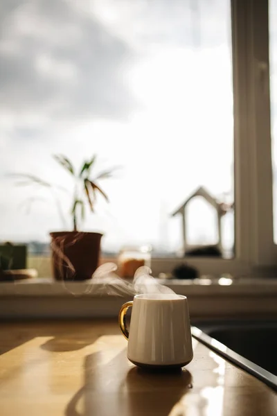 Kahve fincanı ve çay ahşap masada.