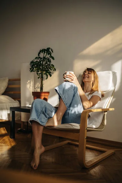 Odadaki kanepede oturan güzel genç bayan.