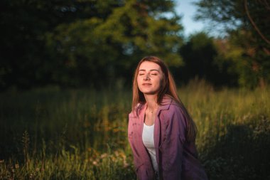 Parkta beyaz elbiseli güzel bir kadın.