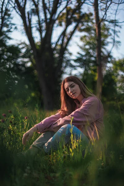 Parkta yeşil elbiseli güzel bir kadın.