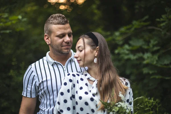 Genç aşıklar birbirlerine sarılıyorlar.