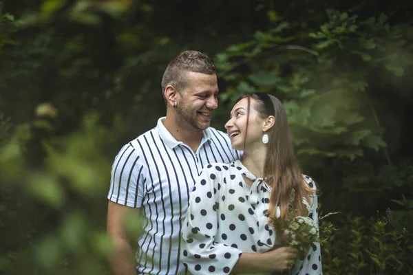 parkta sarılma aşık genç bir çift