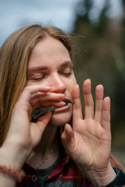 Yahudi 'nin HARP' ını çalan sarı saçlı kadının yakın görüntüsü.