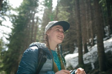Sırt çantalı ve yürüyüş sopalı güzel bir kadın. Yahudi 'nin HARP' ını oynayan kız