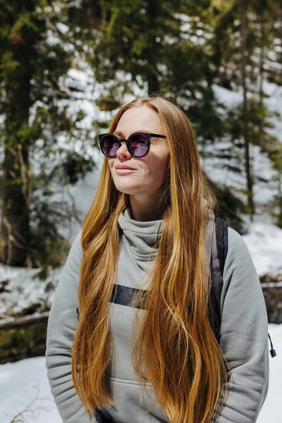 Sırt çantalı, gülümseyen bir kadının portresi.