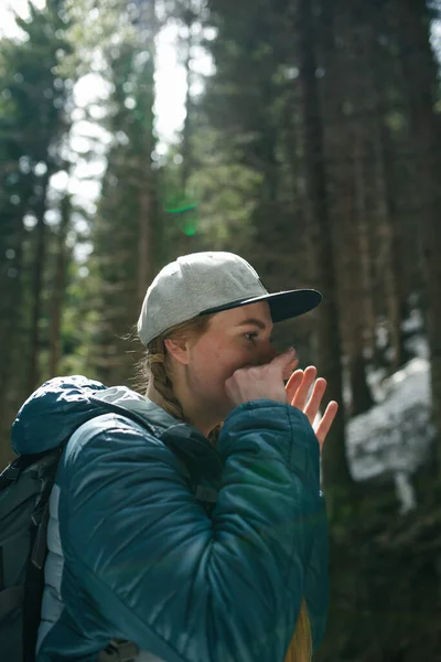 Ormanın arka planında sırt çantalı bir kız. Kamp, turizm, macera. Yahudi 'nin HARP' ını oynayan kız