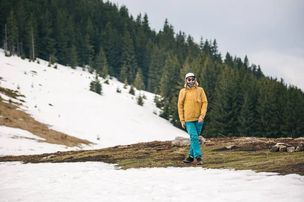 Dağlarda kar ceketli genç bir kadın.