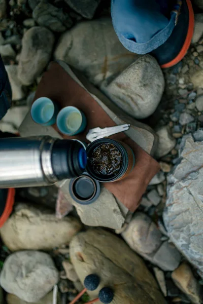 Erkek dökme çay çaydanlık yakın çekim eller.