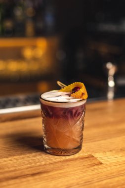 Ahşap masada buzlu ve limonlu kokteyl