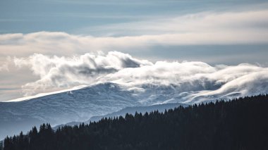 Dağlarda sıradağları olan güzel bir manzara.