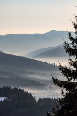 Dağlı ve sisli güzel bir manzara.