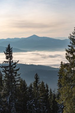 Dağlarda güzel bir gün batımı