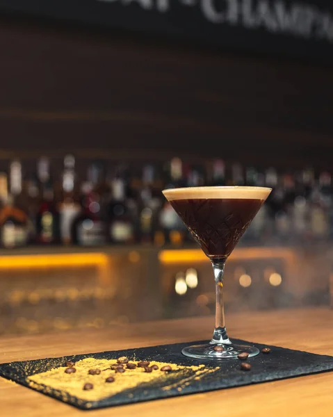 Una Copa Cóctel Con Una Bebida Mostrador Bar — Foto de Stock