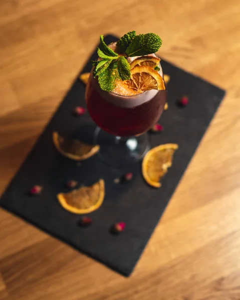 Naneli ve tarçınlı çikolatalı mus.