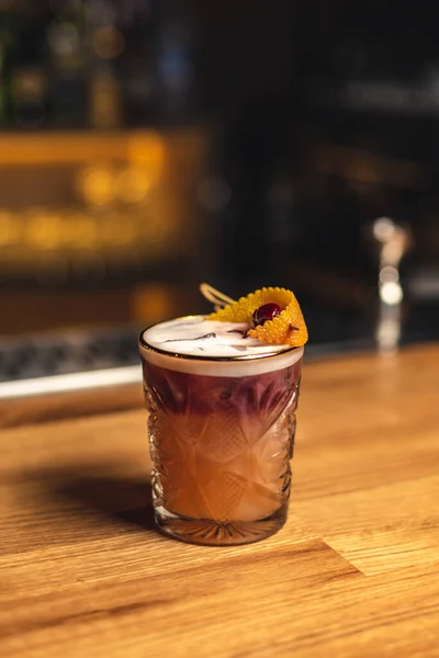 Ahşap masada buzlu ve limonlu kokteyl