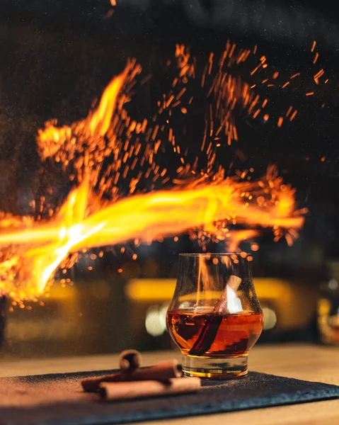 Masada alevler olan sıcak içecekleri dök.