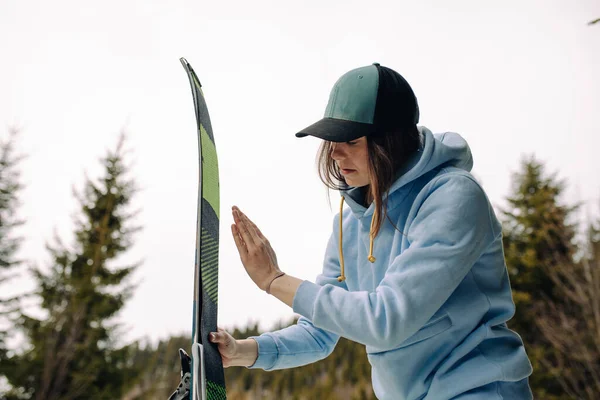 Sırt çantalı genç bir adam dağların arkasında