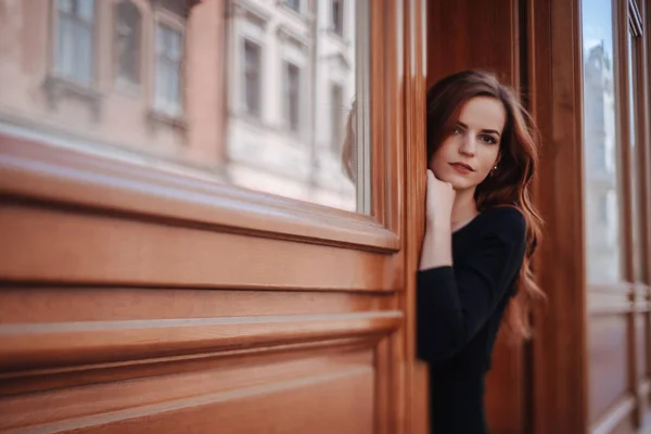 Menina Elegante Ruiva Bonita Vestido Preto Livre Jovem Atraente Mulher — Fotografia de Stock