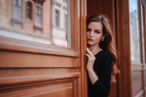 Belle Fille Élégante Aux Cheveux Roux Robe Noire Plein Air — Photo