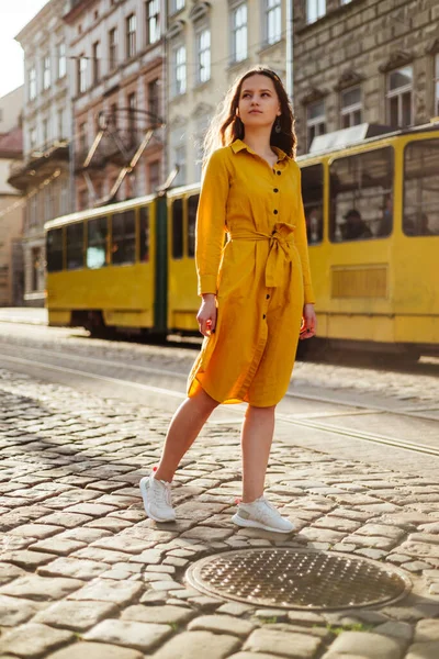 Élégante Fille Mignonne Robe Chemise Été Vieux Tramway Portrait Femme — Photo