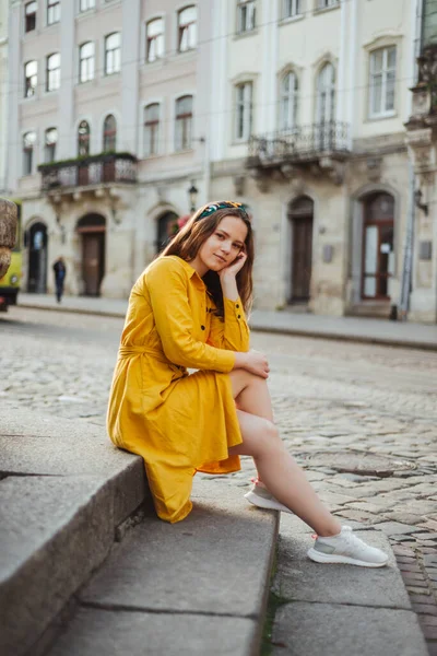 Fille Élégante Robe Chemise Jaune Assis Sur Vieux Escaliers Pierre — Photo