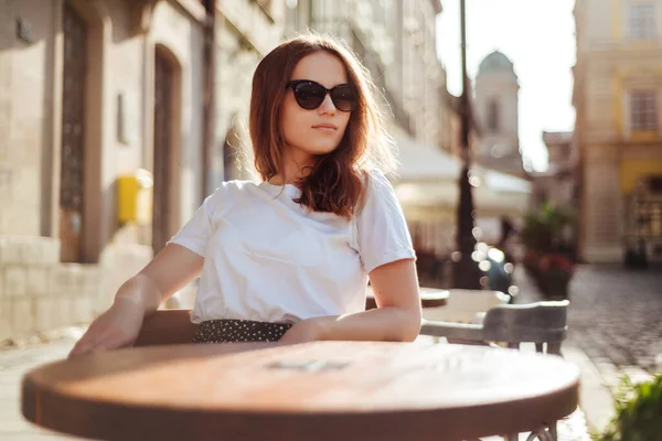 Fille Élégante Shirt Blanc Assis Sur Terrasse Café Portrait Estival — Photo