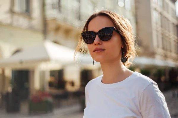 Portrait Jeune Femme Lunettes Soleil Shirt Blanc — Photo