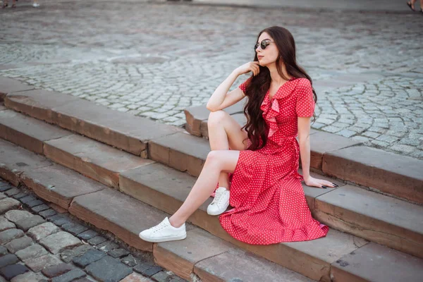 Kırmızı Benekli Elbise Beyaz Spor Ayakkabı Giyen Şık Bir Kız — Stok fotoğraf