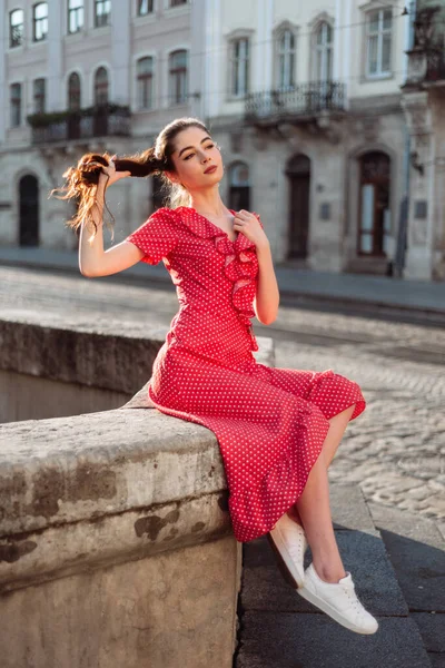 Flicka Sommarkläder Med Lång Frisyr Ung Kvinna Sommartid Porträtt Röd — Stockfoto