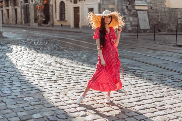 Vêtements Été Chapeau Paille Lunettes Soleil Robe Pois Rouges Baskets — Photo